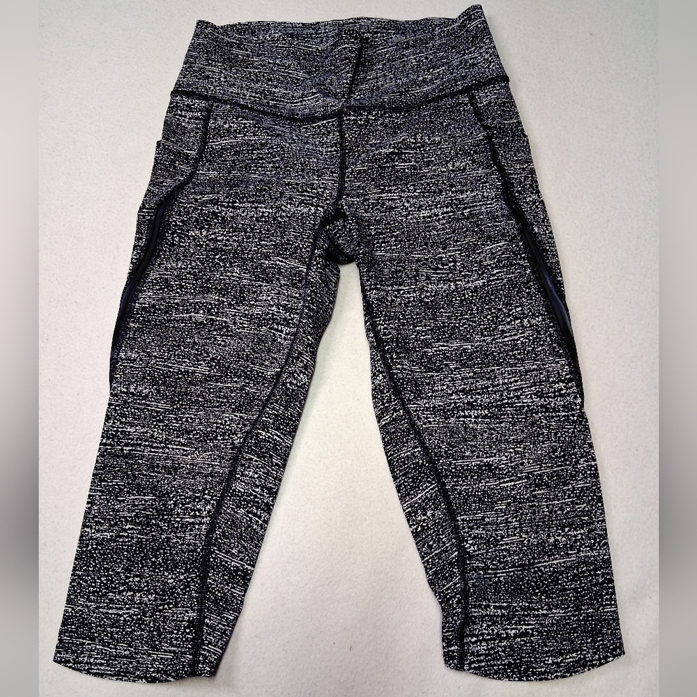 Lululemon Athletica Black and Gray Capris